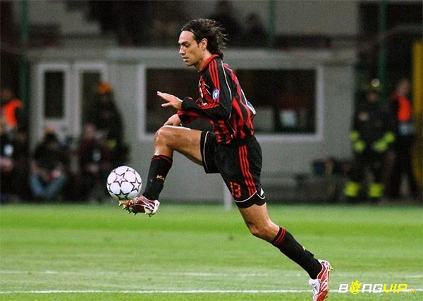 Alessandro Nesta là trung vệ có khả năng chặn bóng giỏi, nằm top 10 cầu thủ chặn bóng tốt nhất