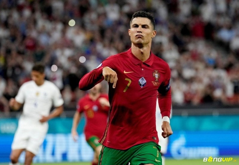 Top 10 cầu thủ sút phạt tốt nhất - Ronaldo sở hữu khả năng sút phạt ghi nhiều bàn thắng đầy ấn tượng