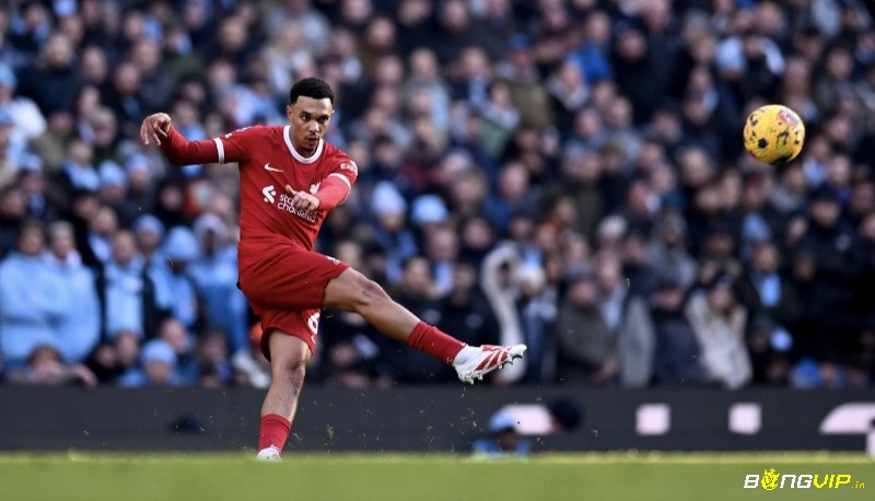 Trent Alexander-Arnold là hậu vệ xuất sắc nổi tiếng trong top 10 cầu thủ tạt bóng tốt nhất