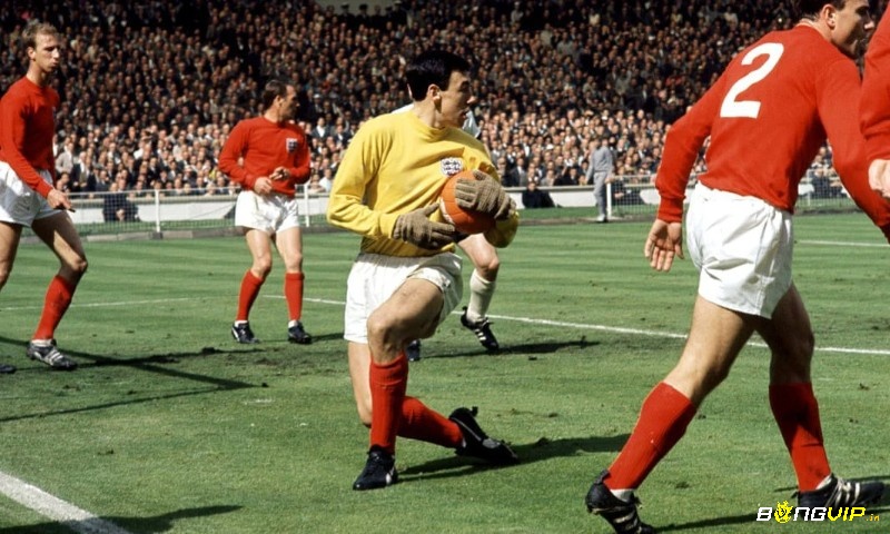 Top 10 thủ môn xuất sắc nhất với phản xạ đỉnh cao là Gordon Banks