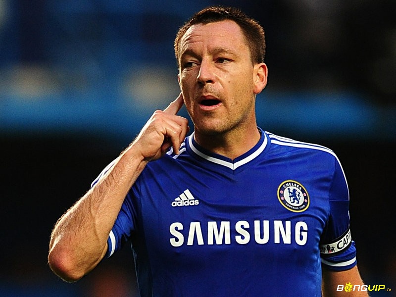 John Terry - trung vệ nằm trong top 10 cầu thủ xuất sắc nhất Ngoại Hạng Anh, cũng là huyền thoại đội tuyển Anh