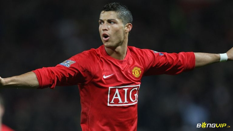 CR7 cũng từng góp mặt ở MU và lọt vào top 10 cầu thủ xuất sắc nhất Ngoại Hạng Anh