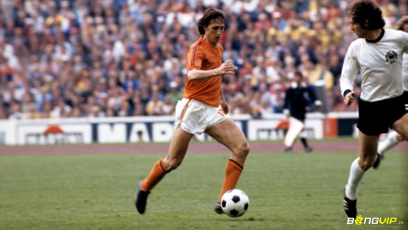 Johan Cruyff có kỹ thuật cá nhân tốt, được yêu mến trong top 10 cầu thủ đoạt Cầu thủ xuất sắc nhất FIFA