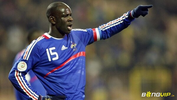 Lilian Thuram giữ vị trí hậu vệ cánh phải của tuyển Pháp