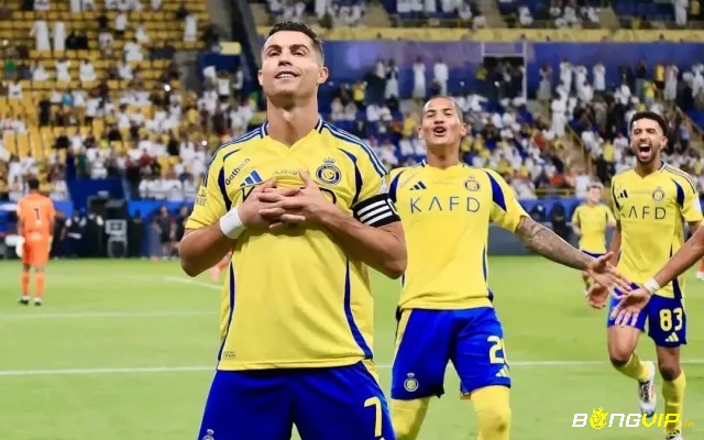 Cristiano Ronaldo là chiến thần bóng đá đã xô đổ mọi kỷ lục