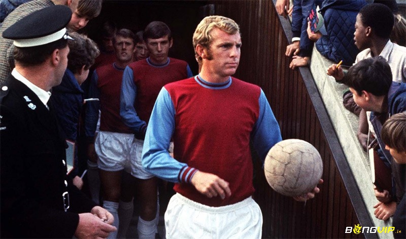 Cầu thủ Bobby Moore được biết tới bởi lối chơi bóng sáng tạo