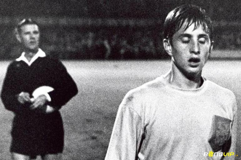 Ngay từ khi còn nhỏ tiểu sử Johan Cruyff đã xem bóng đá là phần không thể thiếu trong cuộc sống