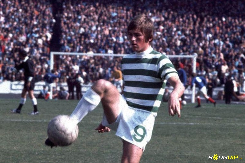 Kenny Dalglish khởi đầu sự nghiệp thi đấu chuyên nghiệp tại câu lạc bộ Celtic