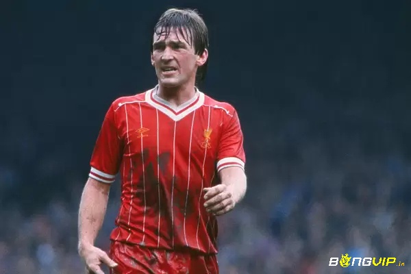 Kenny Dalglish có những đóng góp đáng kể cho cộng đồng và hoạt động từ thiện