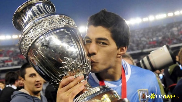 Suarez góp công lớn giúp Uruguay vô địch Copa America 2011