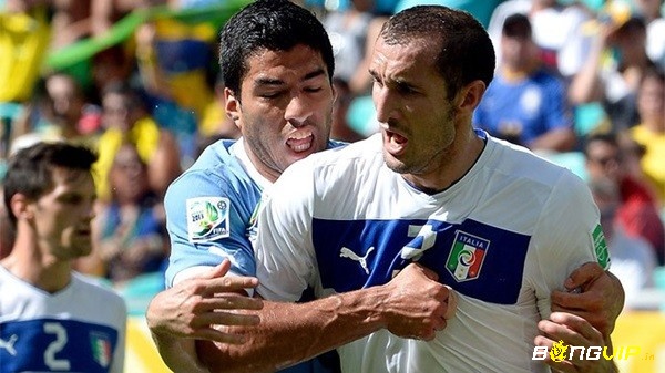 Suarez bị cấm thị đấu 9 trận sau khi cắn Chiellini (Ý)