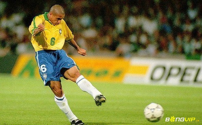 Cầu thủ có lực sút mạnh nhất thế giới - Roberto Carlos