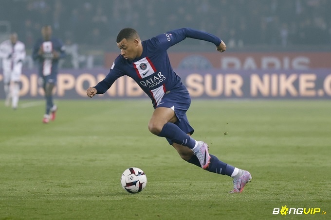 Mbappé là một cầu thủ chuyên nghiệp có tốc độ di chuyển mạnh mẽ và cực nhanh