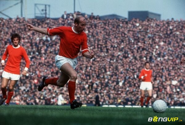 Bobby Charlton cùng MU chinh phục nhiều danh hiệu lớn