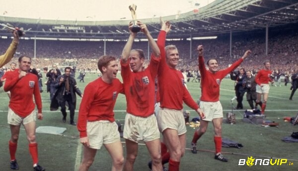 Bobby Charlton nâng cao chiếc cúp vô địch World Cup