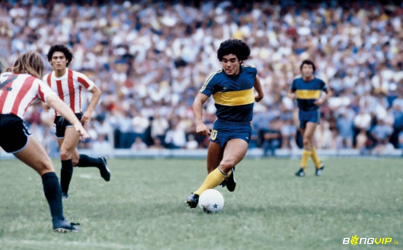 Diego Maradona bén duyên với sự nghiệp bóng tại Boca Juniors từ 1981 đến 1982