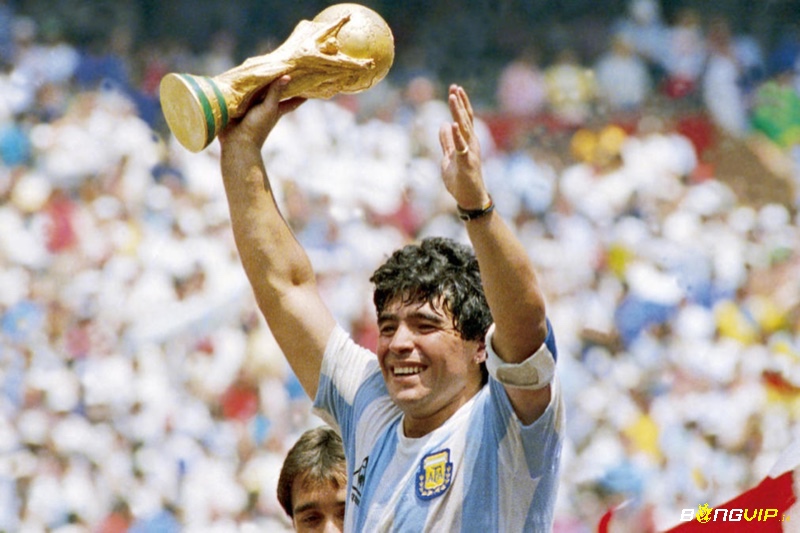 Maradona là cầu thủ tài năng đã để lại ấn tượng mạnh mẽ trong lòng fan hâm mộ 