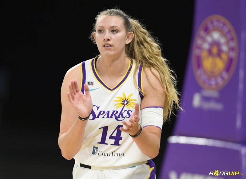 Lauren Cox là cầu thủ WNBA với chiều cao 1,93m và ngoại hình cuốn hút