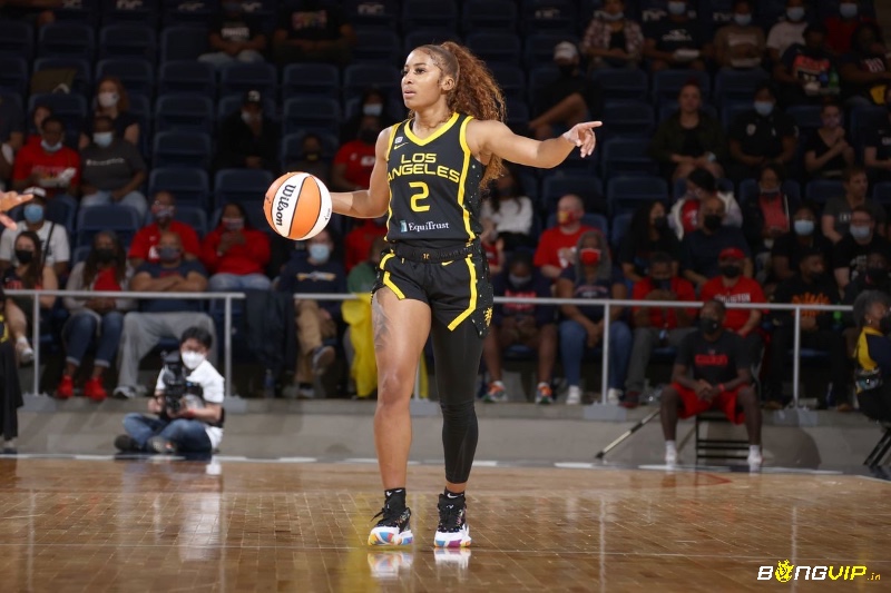 Te’a Cooper là ngôi sao trẻ triển vọng của WNBA với vẻ đẹp cá tính và chiều cao ấn tượng